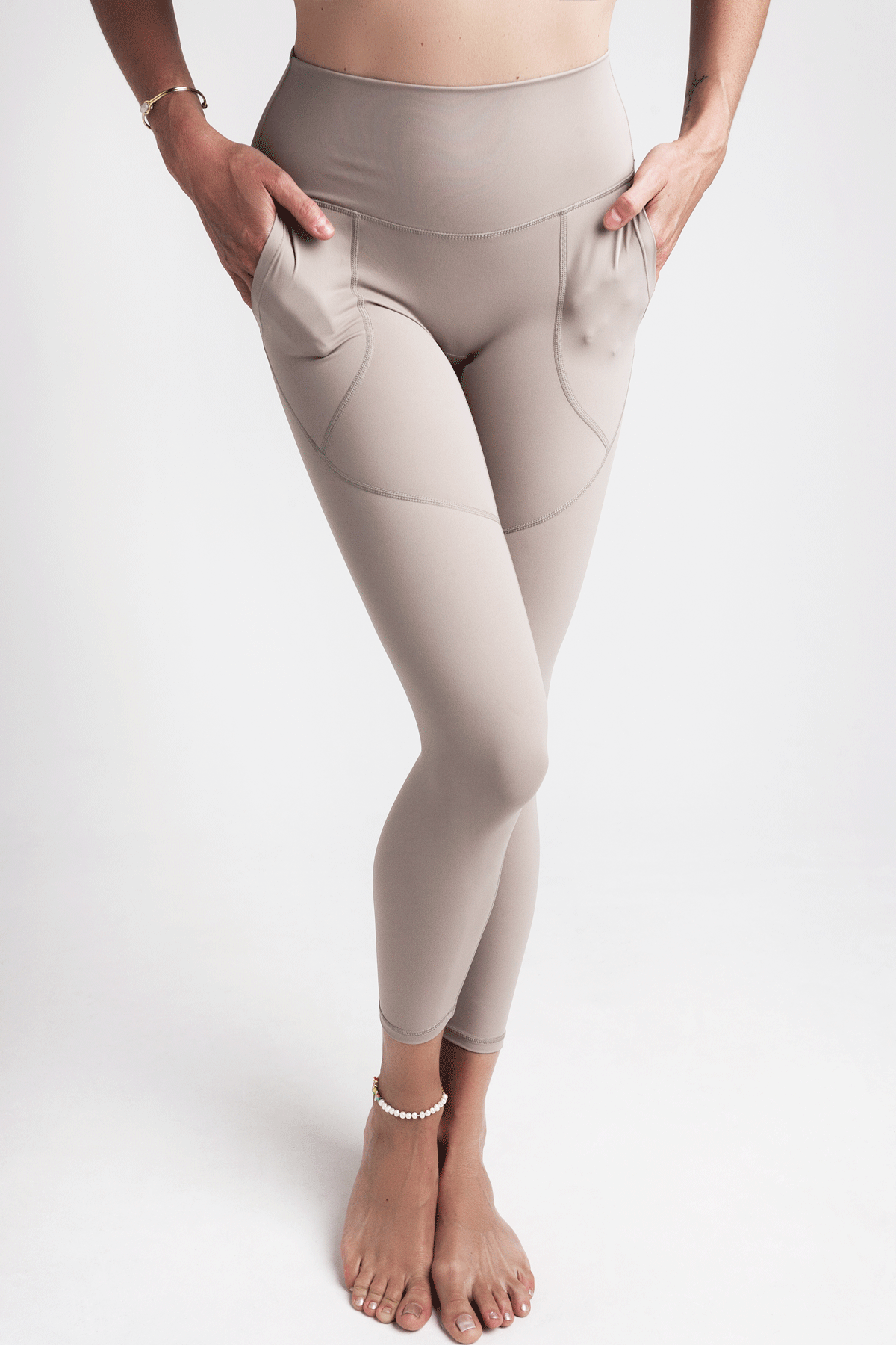 Soft Recycled Leggings With Pockets - Taupe model with hands in pockets